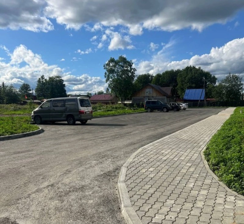 Завершающий этап капитального ремонта дворовой территории на улице Полевой