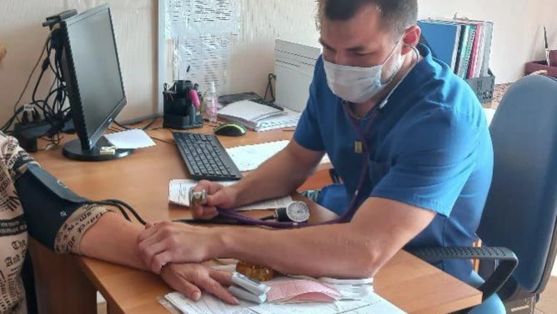 40 врачей в составе мобильных бригад принимают пациентов в районах Сахалина
