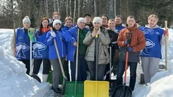 Не словом, а делом: жители района расчистили от снега мемориальный комплекс