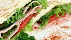 Рулет из лаваша с мясом и сыром: быстрый и простой завтрак