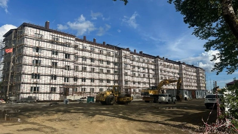 На улице Ленина в Смирных продолжается строительство жилого дома