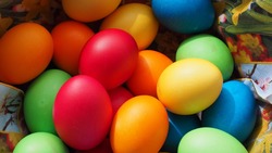 Как покрасить яйца на Пасху: используем луковую шелуху, куркуму и не только