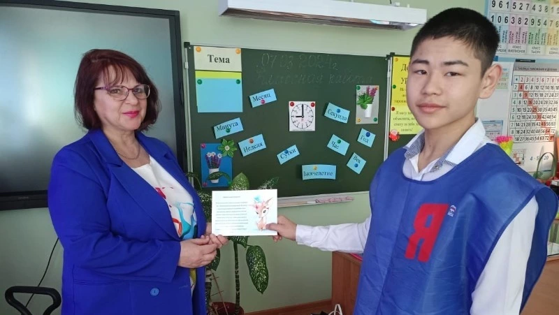 Активисты "Молодой Гвардии Единой России" поздравили женщин с 8 Марта.