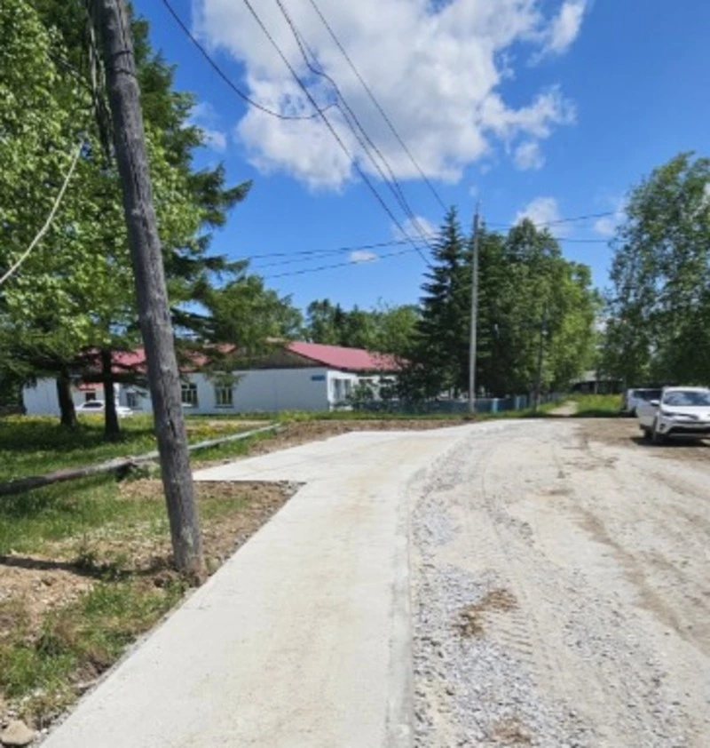 Забота о жителях: в селе Рощино продолжаются работы по обустройству остановки