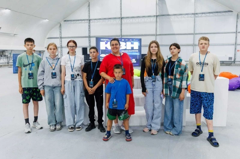 Команда «Сердце острова» пгт. Смирных одержала победу в Школе КВН и вышла в 1/4 финала 