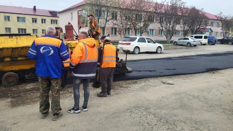 Ямочный ремонт дорог в Смирныховском районе продолжается