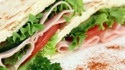 Рулет из лаваша с мясом и сыром: быстрый и простой завтрак