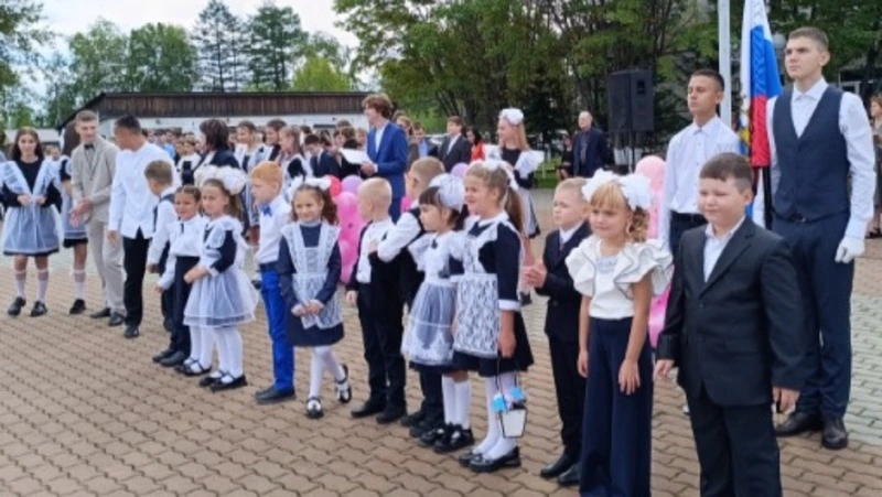 Праздник первого звонка торжественно встретили ученики Смирныховской школы