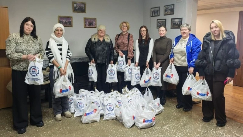 В Смирных волонтеры «Единой России» оказали помощь в акции по раздаче наваги