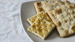 Эта закуска на крекерах — находка для хозяек: быстрый рецепт