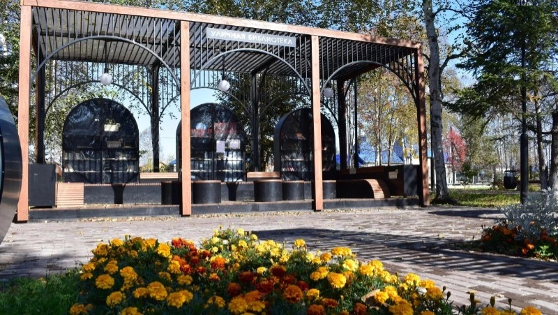 Читаем всей семьей: уличная библиотека в парке «Мир» продолжает пополняться новыми книгами.