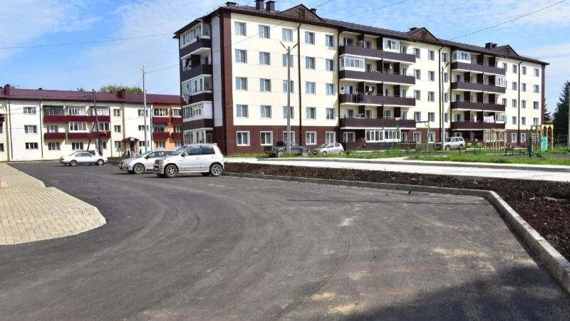 В пгт. Смирных завершен капитальный ремонт дворовой территории