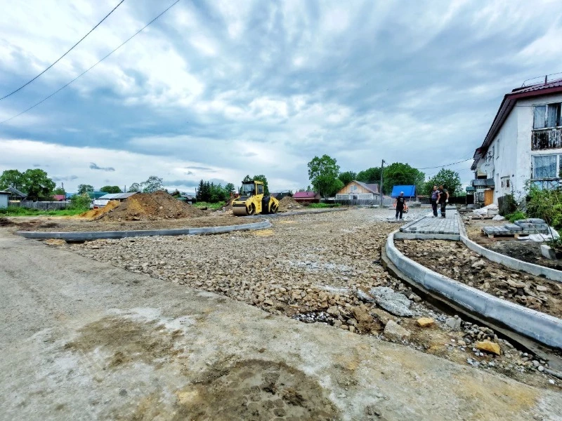 В Смирных продолжается капитальный ремонт дворовой территории по ул. Полевой!