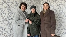Жилье — фундамент будущего: в Смирных вручили ключи от квартиры 🏠