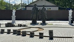В Смирных продолжаются работы по созданию сквера Молодожёнов