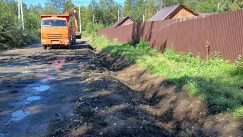 В Смирныховском районе продолжается ремонт дорог в сельских населённых пунктах!