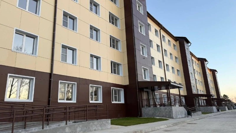 На улице Ленина в поселке Смирных завершается строительство нового жилого дома