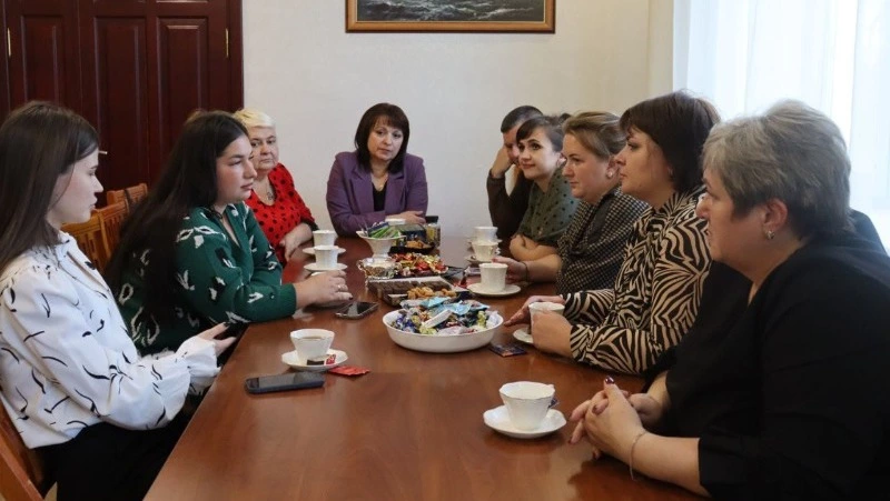 Глава Смирныховского района Ирина Карпукова встретилась с участниками команды КВН "Централ.65"