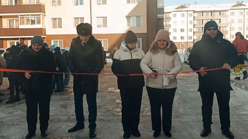 В Смирных вручили ключи от новых квартир по программе переселения из аварийного жилья