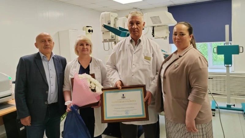 Депутат Сахалинской областной Думы Александр Болотников поздравил работников Смирныховской ЦРБ 