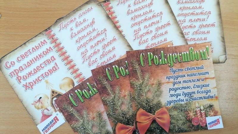 Волонтеры поздравили с Рождеством жителей района