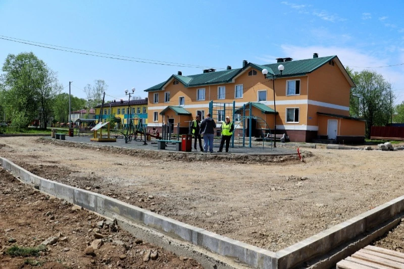 В рамках рабочей поездки глава региона посетил дворовую территорию по улице 8 марта 33а, 33б, 33в