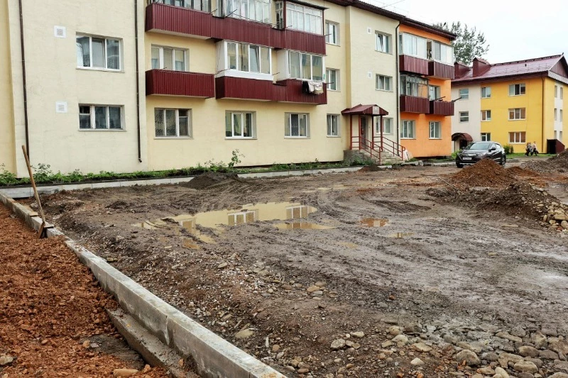 В Смирных проводятся работы по капитальному ремонту дворовой территории