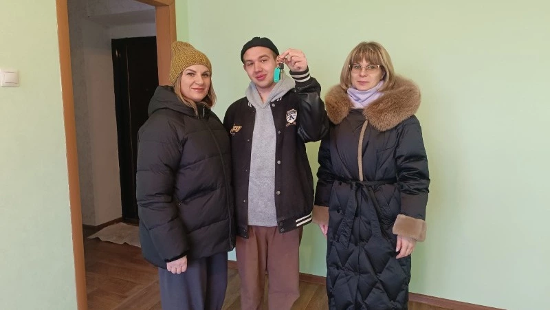 Сегодня вручили ключи от собственной квартиры жителю Смирных: поддержка детей-сирот продолжается