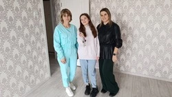 Сегодня вручили ключи от собственной квартиры жительнице Смирных: поддержка детей-сирот продолжается