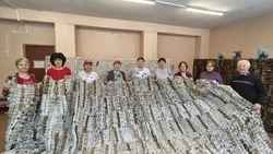 В Смирныховском районе Серебряные волонтеры продолжают плетение маскировочных сетей