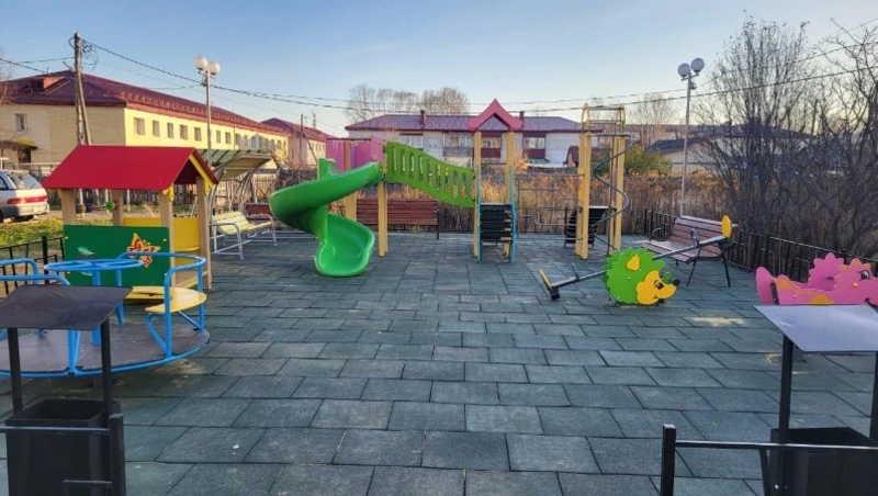 В пгт. Смирных в рамках нацпроекта благоустроили детскую площадку