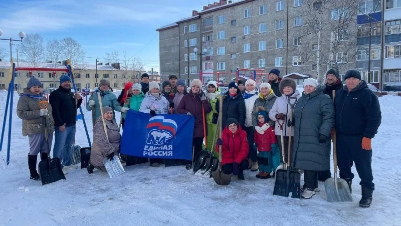 Члены партии «Единая Россия» организовывают мероприятия по расчистке снега