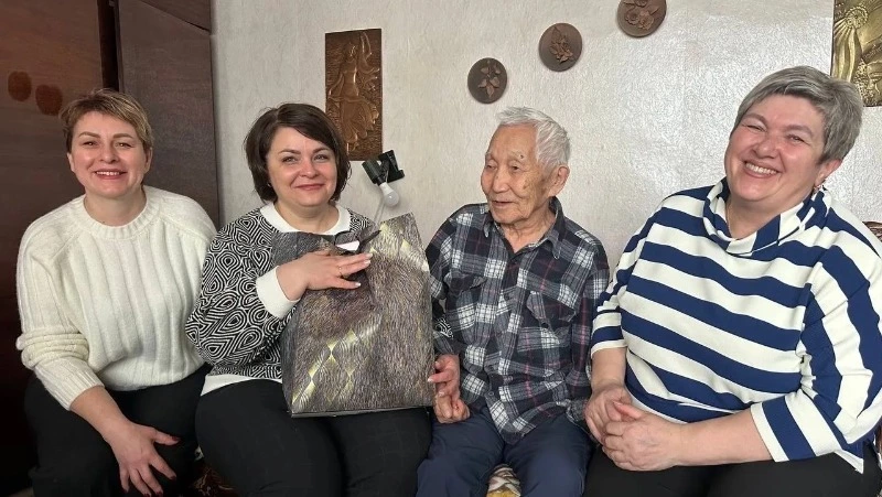 С тёплым визитом приехали к участнику трудового фронта, чтобы лично поздравить с Днём защитника