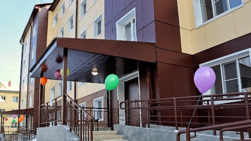 В Смирных вручили ключи от новых квартир по программе переселения из аварийного жилого фонда