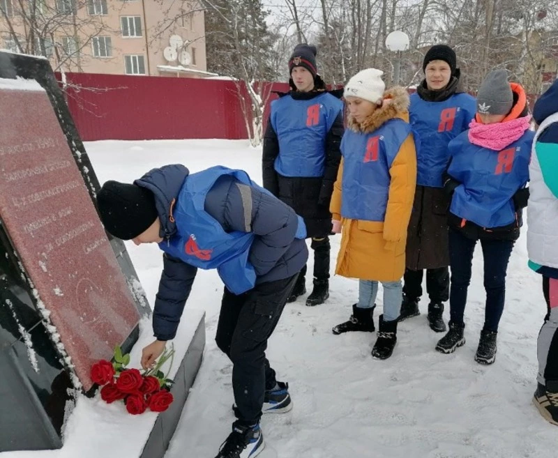 Активисты Смирныховского отделения МГЕР возложили цветы к братской могиле