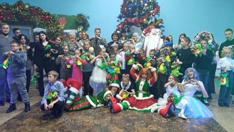 В Смирныховском районе поздравили с Новым годом детей бойцов СВО