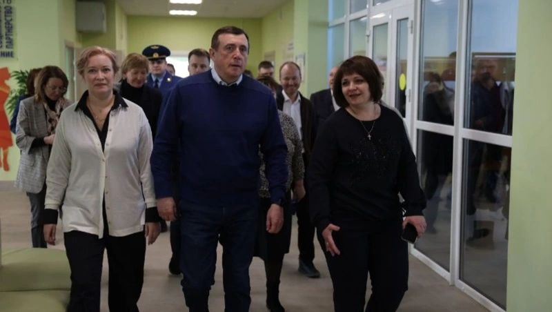 Губернатор Валерий Лимаренко посетил МБОУ СОШ пгт. Смирных