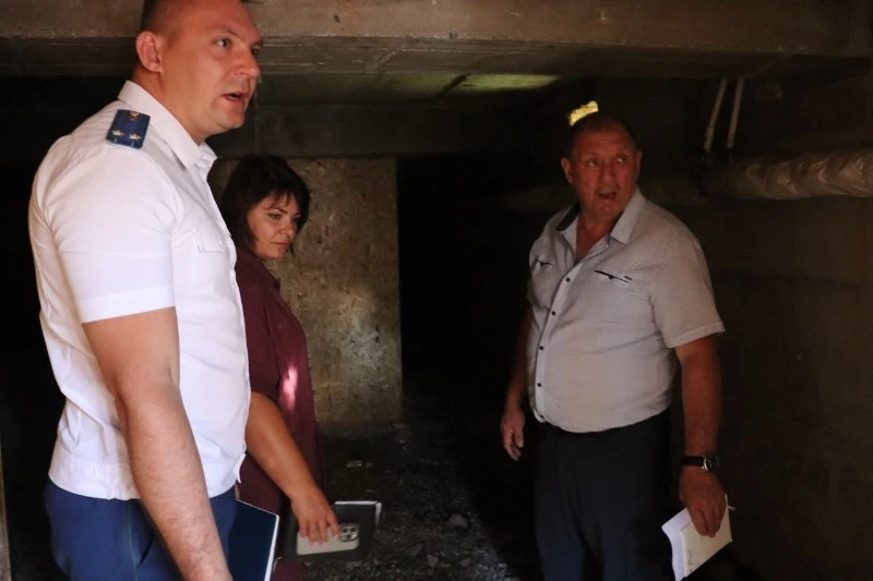 Ремонт для комфорта: в Смирныховском районе мэр осмотрела подвальные помещения МКД