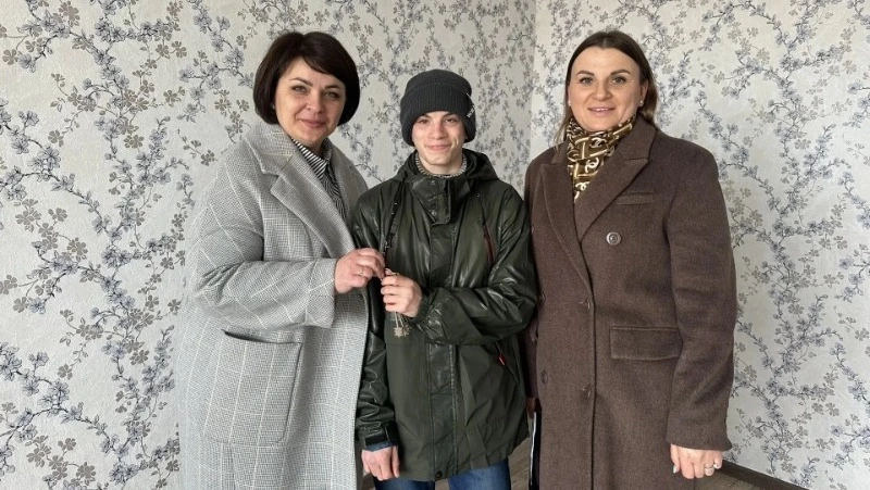 Жилье — фундамент будущего: в Смирных вручили ключи от квартиры 🏠
